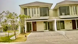 DISEWAKAN RUMAH GREENHILL CITRALAND 2 LANTAI 3 KAMAR TIDUR SEMIFURNISH
