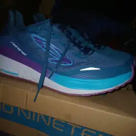 Sepatu running 910 aurorun  size 44
