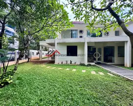 Rumah Siap Huni Halaman Luas Dekat Pusat Kota