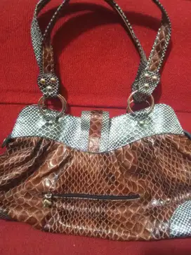Tas wanita dari kulit ular
