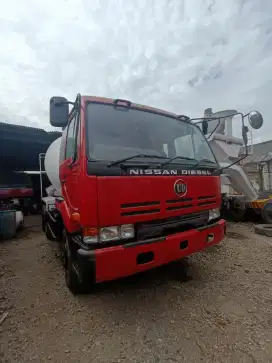 Truck mixer Nissan 7 kubik tahun 2003