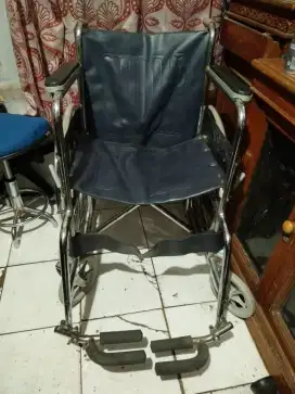 Kursi roda alat bantu jalan