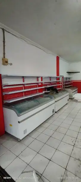 Rak minimarket atas freezer