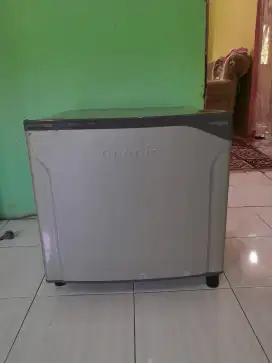 Kulkas rumah tangga ukuran mini merek toshiba glacio
