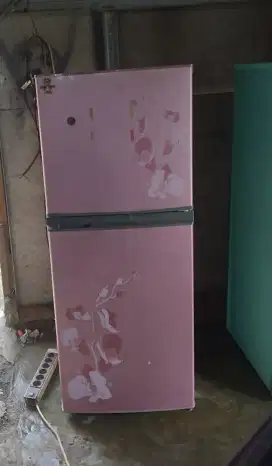 Jual kulkas 2 pintu merk sharp normal,body msh baik