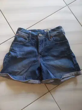 Dijual hotpants wanita merk levis original store, ukuran 25
