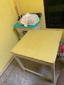 Meja kayu kotak