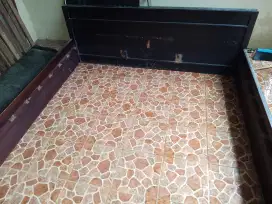 Dipan tempat tidur