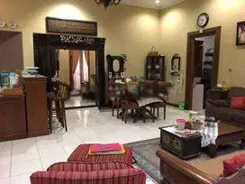 Rumah Luas dan Nyaman ada taman di dalam