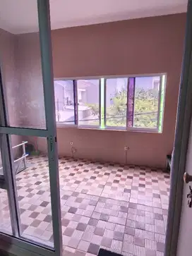 Turun Harga! Dijual rumah 3 lantai lokasi Taman Surya 5