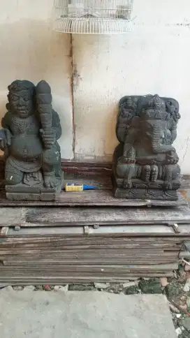 Patung batu ada2