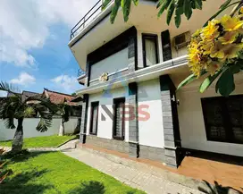 DI JUAL RUMAH MEWAH LANTAI 2 LOKASI DI AREA JL RAYA PUPUTAN RENON