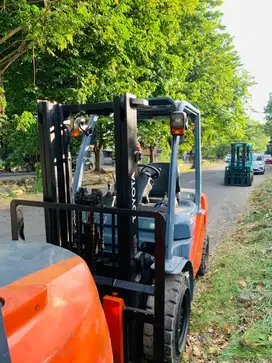 DIJUAL FORKLIFT TOYOTA 8FD30 3 TON MAST 3 METER BERGARANSI MESIN