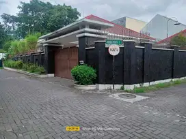 Rumah mewah 1 lantai dengan tanah luas di Pogung baru