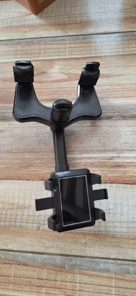 Phone holder mobil di spion tengah