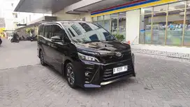 TOYOTA. VOXY.   18