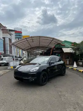 Porsche Macan 2015 2.0L PDK / Panoramic Roof / Full Spec / Low KM
