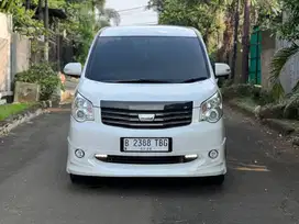 TOYOTA NAV1 V  2013 (JOGLO)