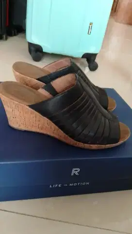 Sandal wedges hitam