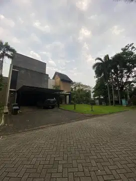Dijual Cepat Rumah di The Green 2 Lantai, Samping Taman, Ada Pool
