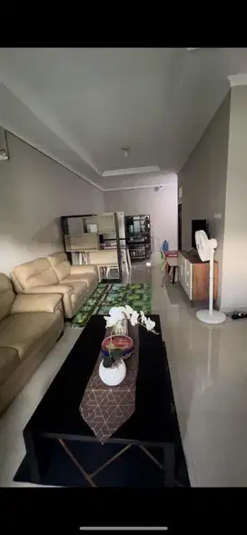 Di sewakan rumah / di kontrakkan rumah 3 lantai. Full prabot informa