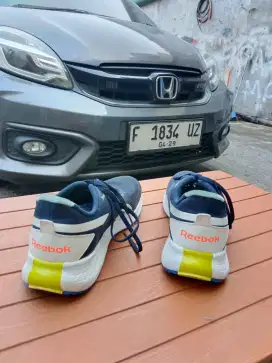 Sepatu pria Reebok
