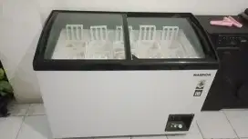 Lemari es pintu geser