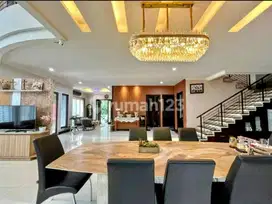 Rumah Mewah Modern Private Pool Hoek Taman The Green BSD Ada Pool