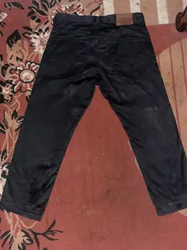 Celana Levis Standar