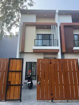 Wilson Rumah baru row jalan 4 mobil di metland puri