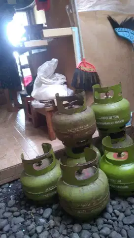 Dibutuhkan karyawan laki - laki untuk warung nasi
