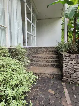 Rumah mandiri nyaman dgn Design Modern Tropis di Puspita Loka BSD City