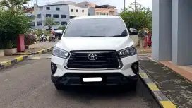 Km12rb toyota kijang innova venturer bensin 2022 putih tangan pertama