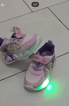 Sepatu anak perempuan