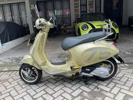Piaggio Vespa 75th Anniversary Edition