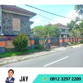 Rumah Luas Dengan Ornamen Batu Alam Di Kawasan Kota (Pk)