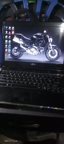 Laptop bandel fujitsu Sh560 intel corei5 normal jaya siap pakai.