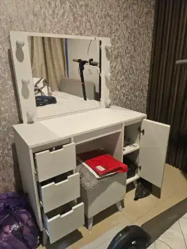 Meja Rias dan Penyimpanan