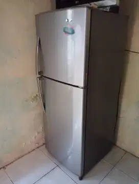 Kulkasnya LG 2 pintu standar masih orisinil pabrik