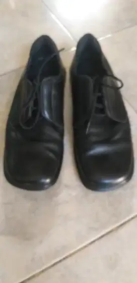 Sepatu pantofel kulit merek PRADA ORGINAL SIZE 42