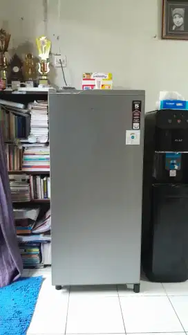 Dijual Kulkas Polytron 1pintu masih garansi