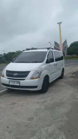 Hyundai H-1 2010 matic putih
