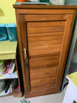 Lemari kayu bekas