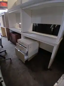 meja kantor dan nakas