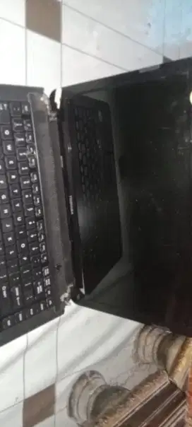 LAPTOP TOSHIBA kondisi bekas