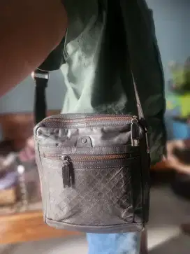 Khusus hari ini kolpri tas selempang Emperio Armani Kulit asli