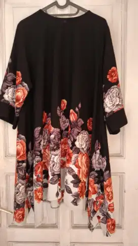 Tunic hitam dengan corak Bunga penuh di bagian bawah