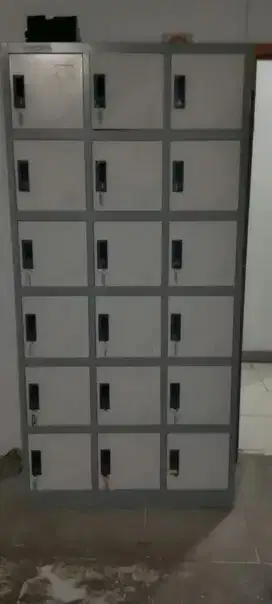 Loker Besi 18 Pintu Like New, Kokoh, Awet, Siap Pakai!