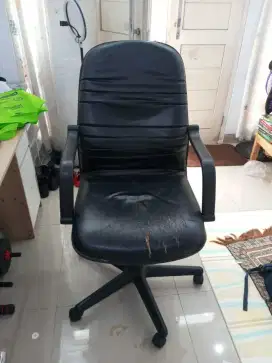 Kursi kantor staf L dengan sandaran