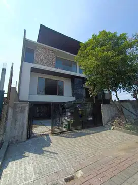 Dijual Rumah Mewah Graha Famili Surabaya Barat 3 Lantai High Spec
